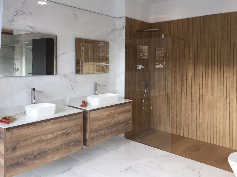 Baño moderno con dos lavabos y mobiliario en madera