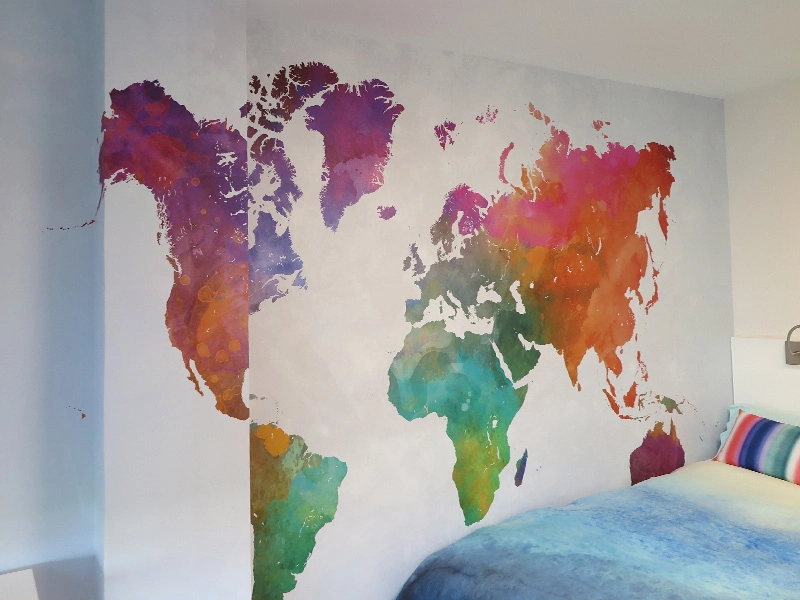 Dormitorio juvenil con papel pintado en reforma de piso en León