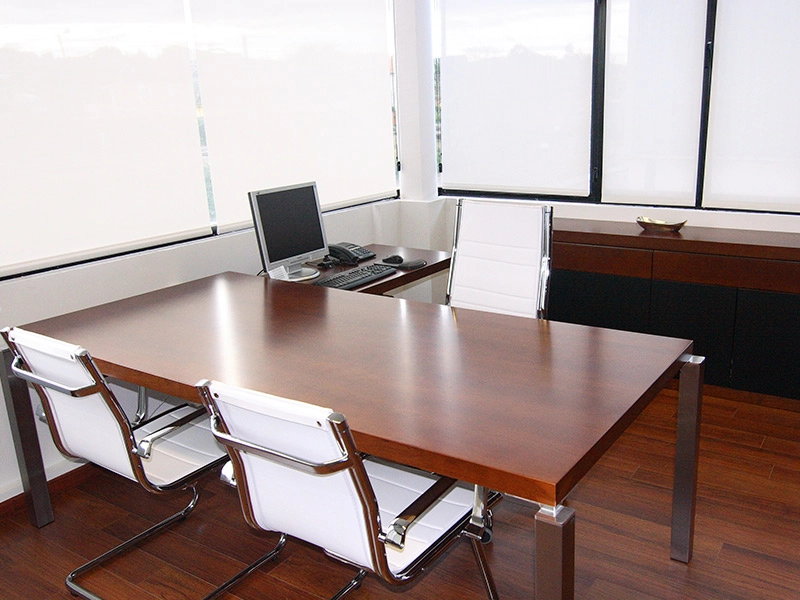 Reforma de despacho de dirección - Mesas, sillas, mobiliario