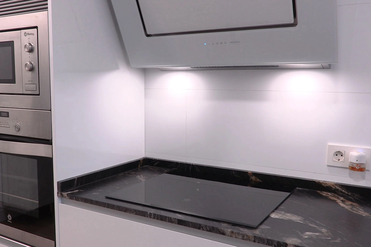 Placa de cocina con encimera en granito acabado Dark Pearl 3D de la casa Granith