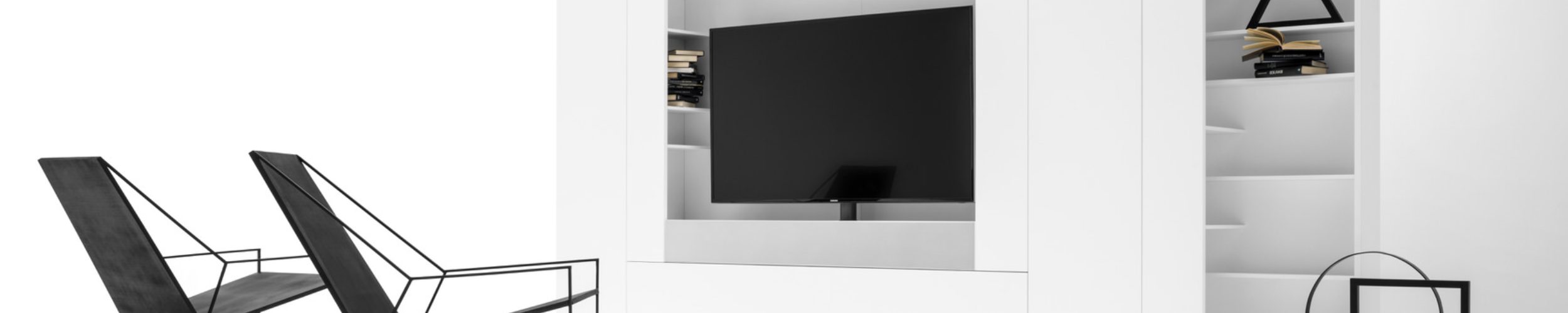 Vista lateral de armario modular Freedhome de Caccaro en color blanco con soporte para la TV y estantes