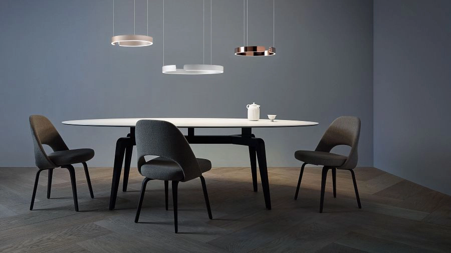 Mesa de comedor moderna con 3 lámparas inteligentes de techo de Occhio modelo Mito en diferentes acabados