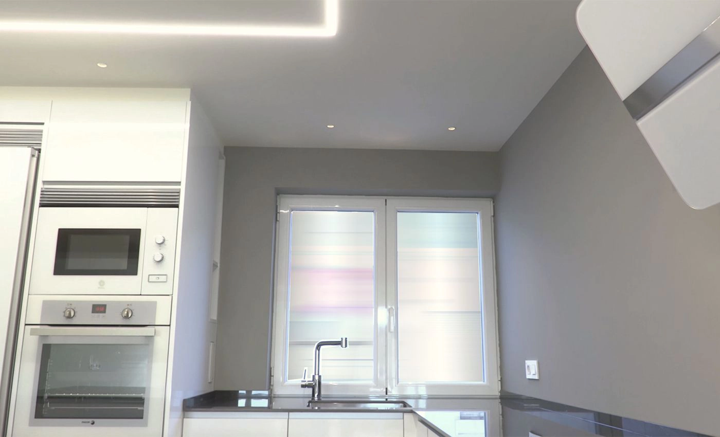 Cocina Senssia en acabado AR+ blanco brillo e iluminación led en el techo.