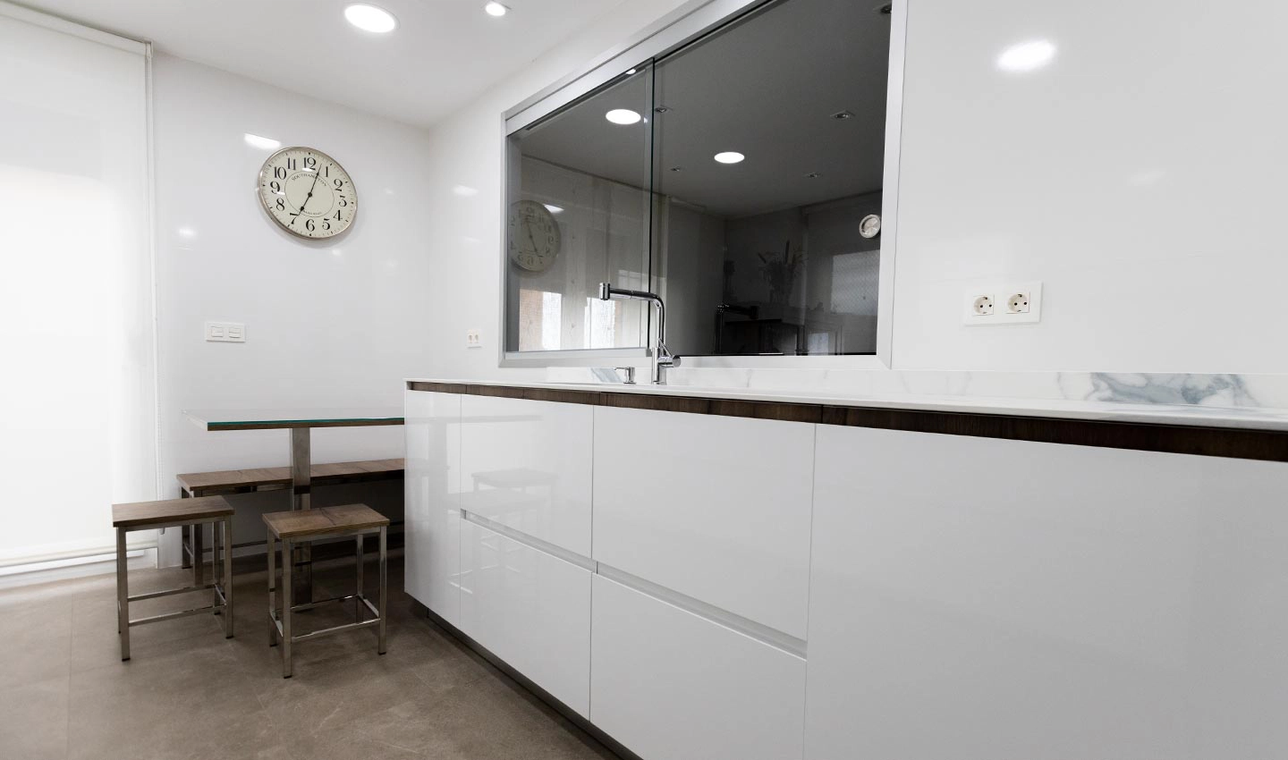 Vista de encimera de cocina moderna con caráter nórdico y espacio para almacenaje