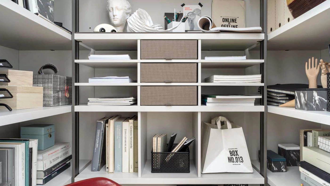 Detalle de estanterías llenas de libros y otros objetos de armario Sistema Freedhome en color blanco