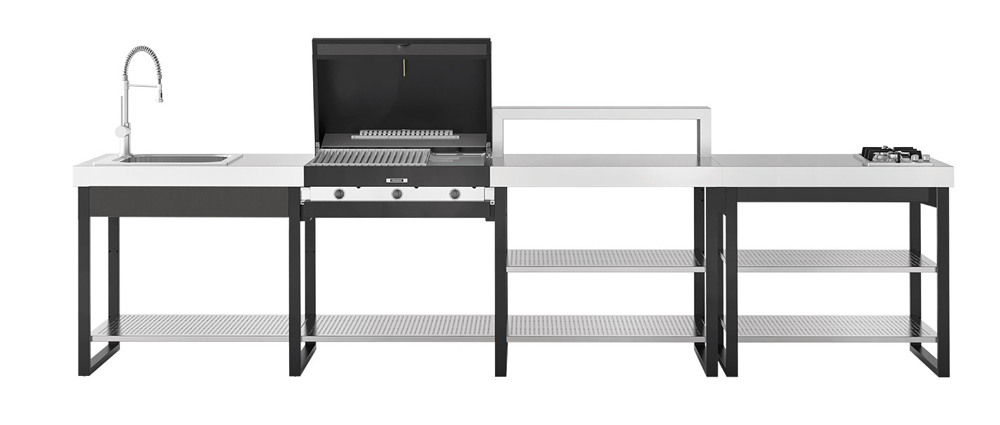 Composición sobre fondo blanco de cocina para exterior en acero con fregadero, barbacoa, mesa de trabajo y módulo de cocción a gas con dos quemadores