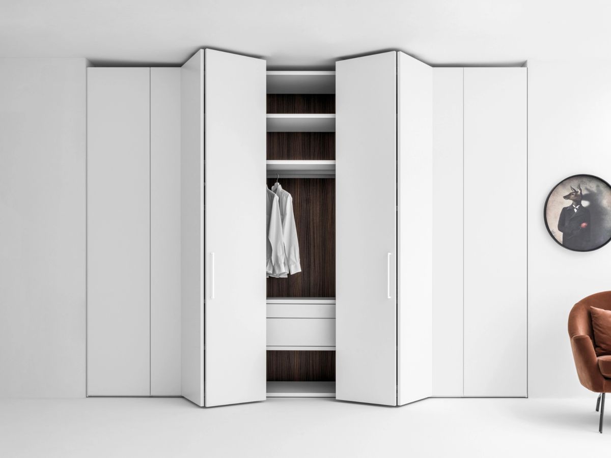 Vista frontal de armario Caccaro blanco a medida con apertura total y puertas entreabiertas.