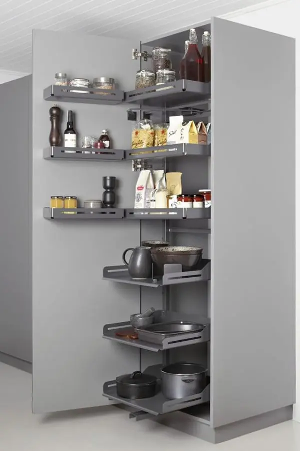 Detalle mueble columna con columna extraíble despensa Plus en color gris abierta con utensilios de cocina y comida