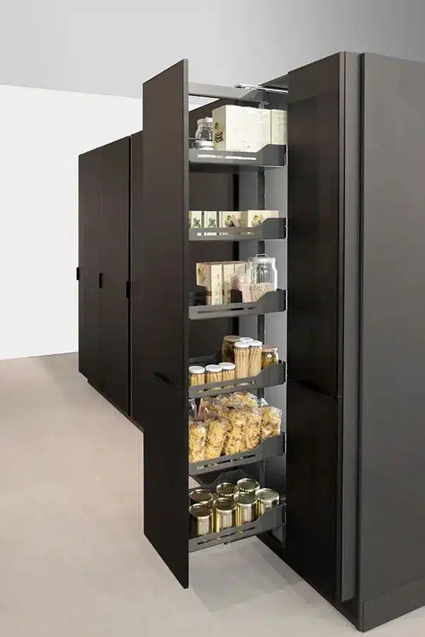 Armario amplio y alto de cocina en color negro extraíble con estantes regulables y alimentos organizados en su interior