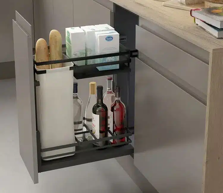 Mueble bajo de cocina botellero y panero con estantes separadores con botellas, pan y alimentos organizados