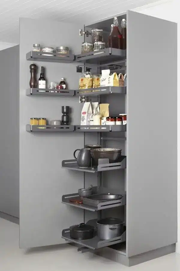 Armario columna extraíble de cocina en color gris con bandejas interiores y en la puerta con utensilios de cocina y alimentos organizados en ellas