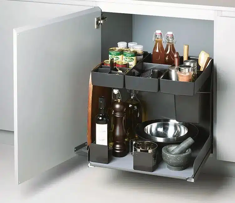 Mueble bajo de cocina extraíble en color blanco multiusos con bandejas, compartimentos y accesorios que organizan los utensilios, las botellas y las especias