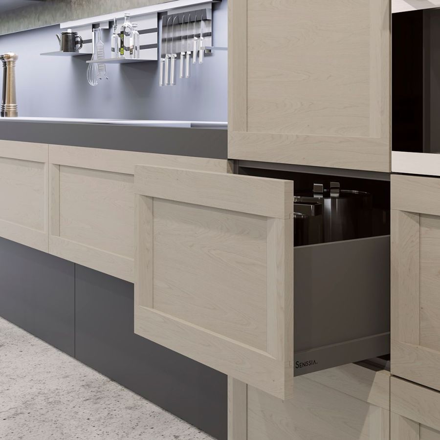 Cocina gris con puertas de mobiliario modelo Everest en acabado madera con tiradores embutidos