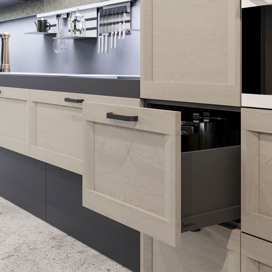 Cocina en gris oscuro y acabado madera claro con modelos de puerta Everest ST con tirador tipo asa