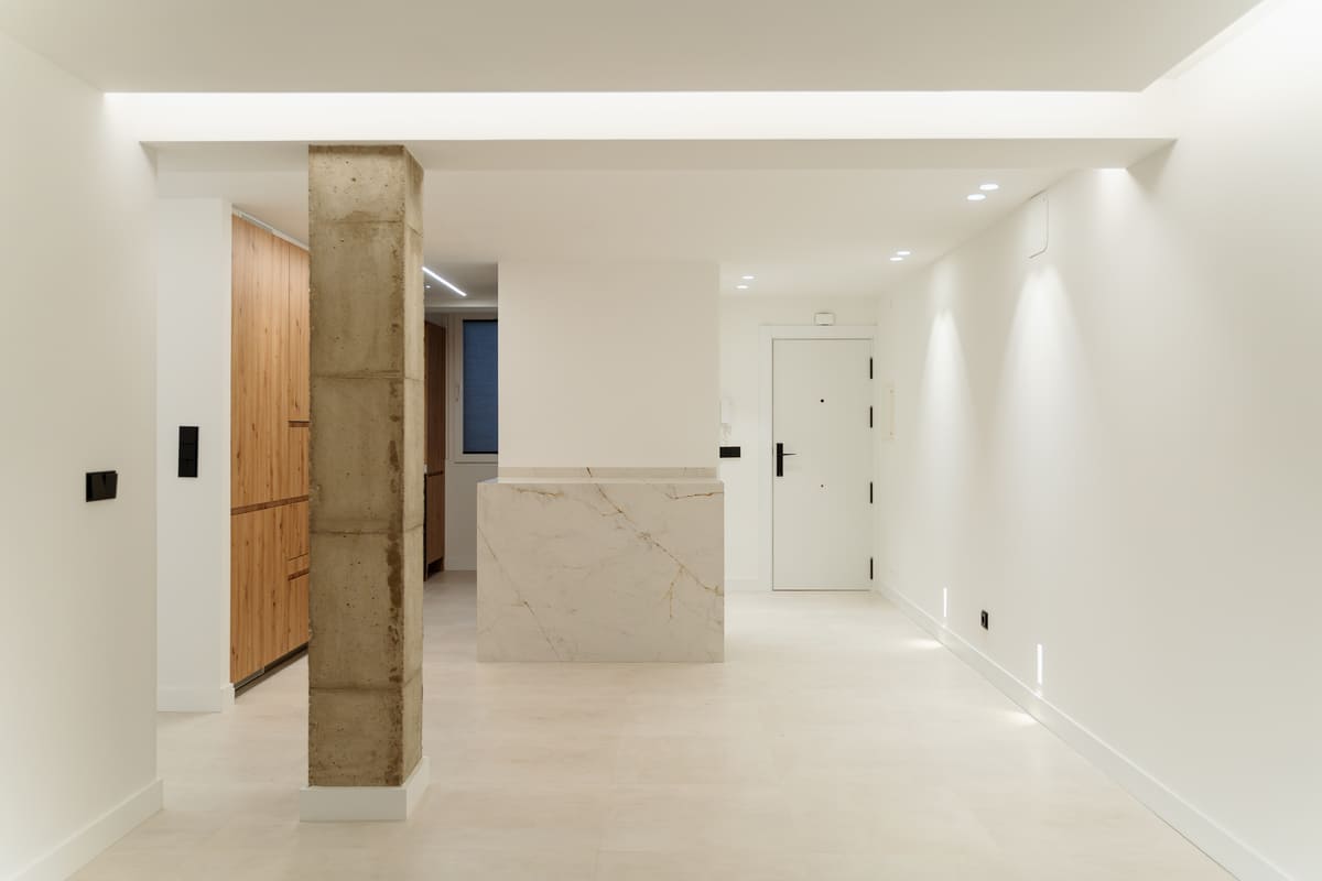 Vista general de cocina moderna con iluminación a ras del suelo