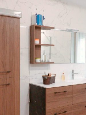 Baño con paredes blancas tipo mármol con muebles en laminado acabado Nogal